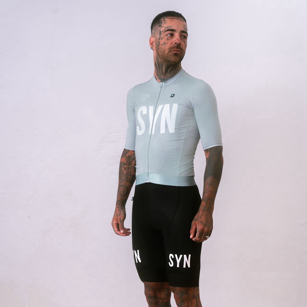 Cycling Bib Shorts - เสื้อเจอร์ซีย์นักปั่นแขนสั้นสีเทาเงินและกางเกงขาสั้นเอี๊ยมชุดปั่นจักรยานระบายอากาศสําหรับผู้ชายสําหรับการแข่งขันปั่นจักรยานที่กระชับพอดี